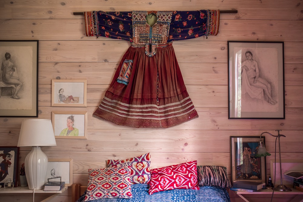 Спальня. Антикварное турецкое платье куплено в Каппадокии